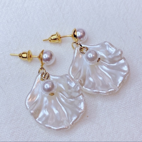 ❣️$25/3❣️ Faux Pearl Shell Dangle Earrings - Picture 4 of 8